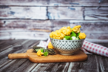 Choux-fleur et chou romanesco en fleurettes dans un bol céramique	