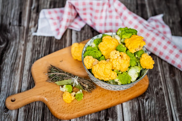 Choux-fleur et chou romanesco en fleurettes dans un bol céramique	