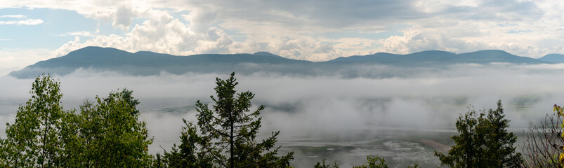 Foggy day by the St-Laurent river, golf field 