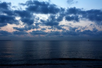 Fototapeta na wymiar sunrise with clouds on the seashore