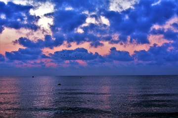 Obraz premium sunrise with clouds in many shades of the sea