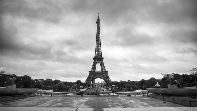 foto de Torre Eiffel en blanco y negro