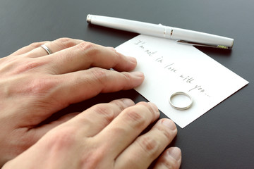 離婚イメージ―別れのメッセージと指輪