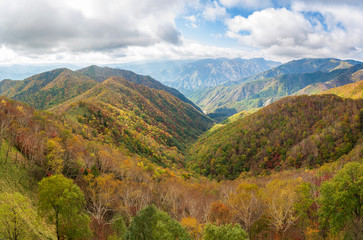 Fototapeta premium Panoramiczny widok na pasmo górskie Oku-Nikko w pięknej kolorowej jesieni, Nikko, Japonia.