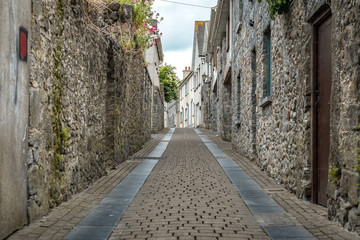 Fototapeta na wymiar Narrow streets of medieval town of Kilkenny, Ireland