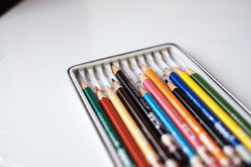 Naklejka premium 使いかけの色鉛筆