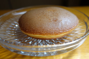 ガラスの皿の上のどら焼き