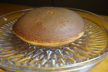 ガラスの皿の上のどら焼き