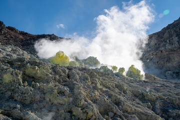 秋の道東・噴煙が吹き上がる硫黄山（アトサヌプリ）（北海道・弟子屈町）