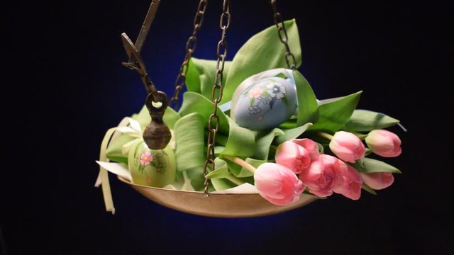 Tulipani con uova pasquali Tulipanes con huevos de pascua