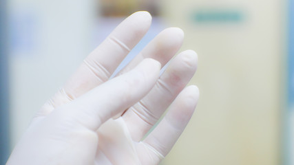Obraz premium Blurred hand scientist in laboratory.