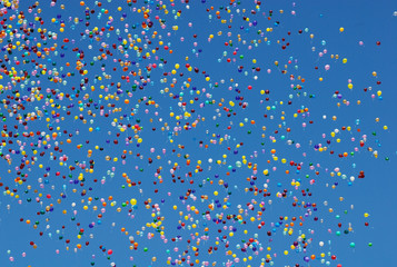 Fototapeta na wymiar Balloons fly into the sky.