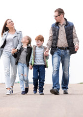 Naklejka premium parents with their children walking along together