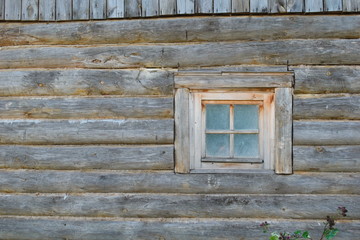 Obraz na płótnie Canvas window in the wall of a wooden log house.