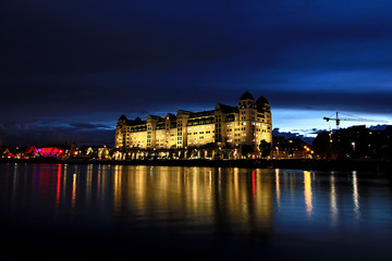 Edificios iluminados en la noche