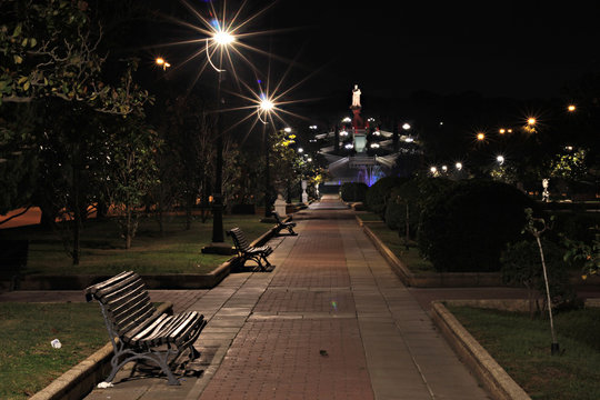 Perspectiva de un parque por la noche