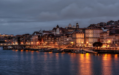 Fototapeta na wymiar Noche en Portugal