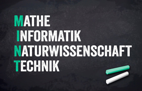 Tafel mit MINT Mathe Informatik Naturwissenschaft Technik