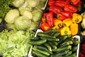 ein Gemüsestand auf dem Wochenmarkt