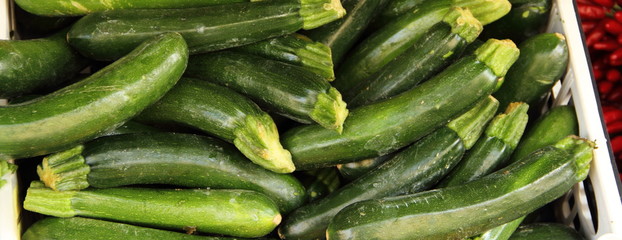 frische Zucchini auf einem Wochenmarkt