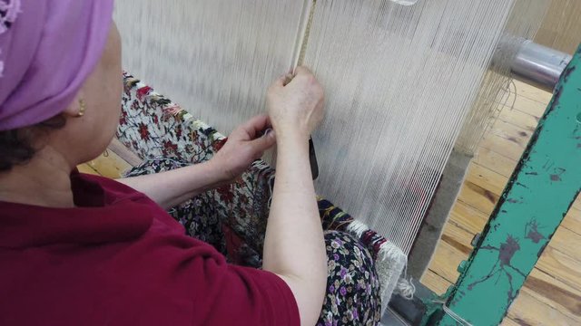 The full clip was taken with DJI osmo pocket

A woman is showing us how to create a single carpet knot