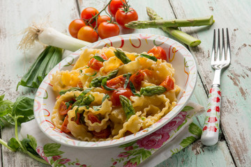 mafalda pasta with asparagus tomatoes and leek