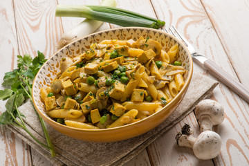 pasta with tofu mushroom gren peas and leek