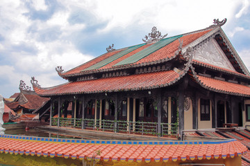 Obraz premium A temple shrine inside Linh Phuoc Pagoda or Ve Chai Pagoda in Da lat, Vietnam