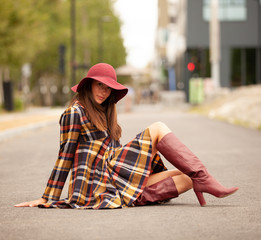la mode dans la rue avec son téléphone son sac et sa beauté être chic c 'est être belle