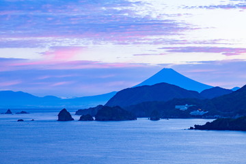 富士山と朝焼けの空、静岡県松崎町にて