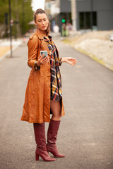 la mode dans la rue avec son t&eacute;l&eacute;phone son sac et sa beaut&eacute; &ecirc;tre chic c 'est &ecirc;tre belle