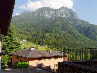 Fototapeta na wymiar roofs of houses of a mountain Italian village