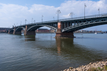 Fototapeta na wymiar Die Theodor-Heuss-Brücke zwischen Mainz und Wiesbaden/Deutschland