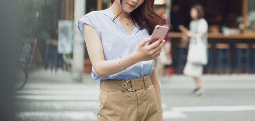 Fototapeta premium 若い女性 スマホ
