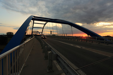 Most wiszący, wiadukt kolejowy przy zachodzie słońca.