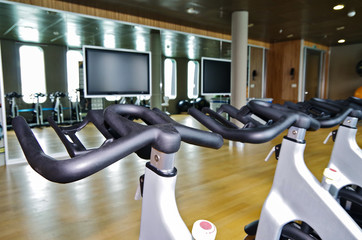 Fitness Fahrräder Spinning in Sportstudio auf Luxus kreuzfahrtschiff
