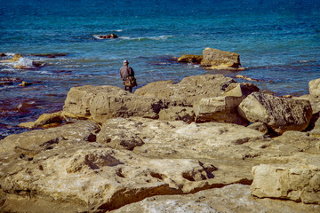 Рыбак на берегу Каспия