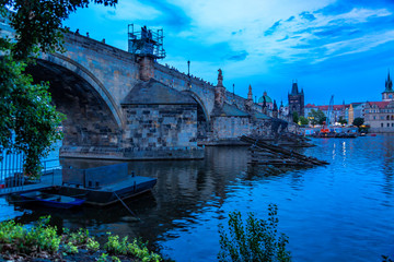 Die abendliche Moldau mit der Prager Karlsbrücke