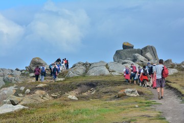 Randonneurs sur les sentiers de l'île de Batz en Bretagne. France