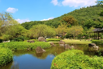 Fototapeta na wymiar 風景　秋　山　池　空　庭園　杤木　日本