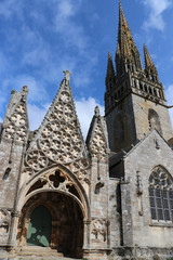 Fototapeta na wymiar Pont Croix mit Kirche Notre-Dame de Roscudon, Bretagne