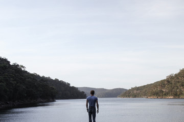 Fototapeta na wymiar Homme de dos dans les Fjords Australien