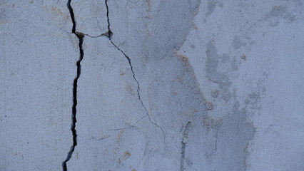  Crack in the wall of the house