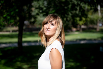 Obraz premium Pretty woman posing in the park