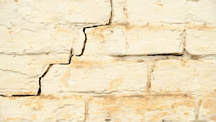  Crack in the wall of the house