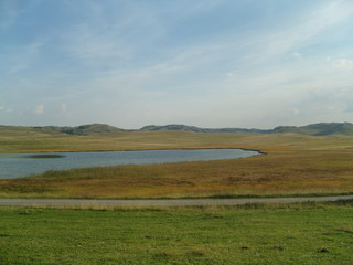 Obraz premium the shore of a lake in a mountain valley