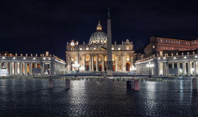 Obraz na płótnie Canvas St. Peter's Basilica in Rome in the evening. Night photography