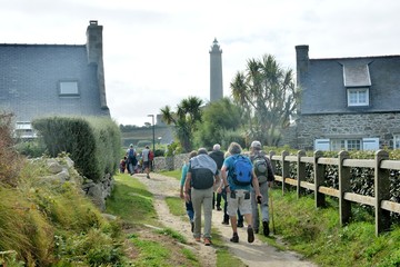 Obraz premium Randonneurs sur les sentiers de l'île de Batz en Bretagne. France