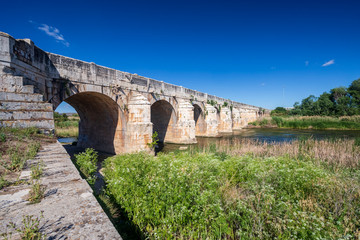 Fototapeta na wymiar Histórico Puente Largo sobre el rio Jarma en Aranjuez. España. Europa.