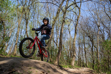 Fototapeta na wymiar cyclist in the mountain, cyclist riding mountain bike in the forest